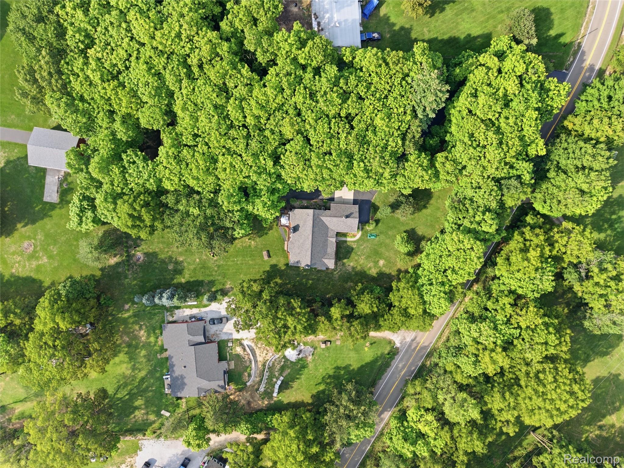 11325 Hartland Road Fenton, MI 48430 - Photo 32 of 37 06-DJI_20250509042424_0268_D.jpg