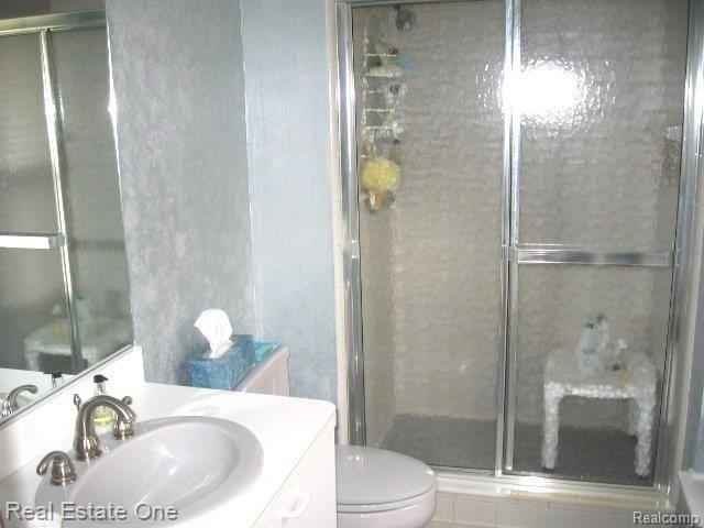 22040 River Ridge Trail Farmington, MI 48335 - Photo 10 of 17 Main Bath
