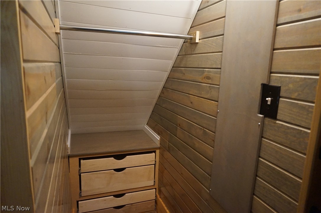 2605 Plymouth Ridge Road Ashtabula, OH 44004 - Photo 13 of 50 View of walk in closet