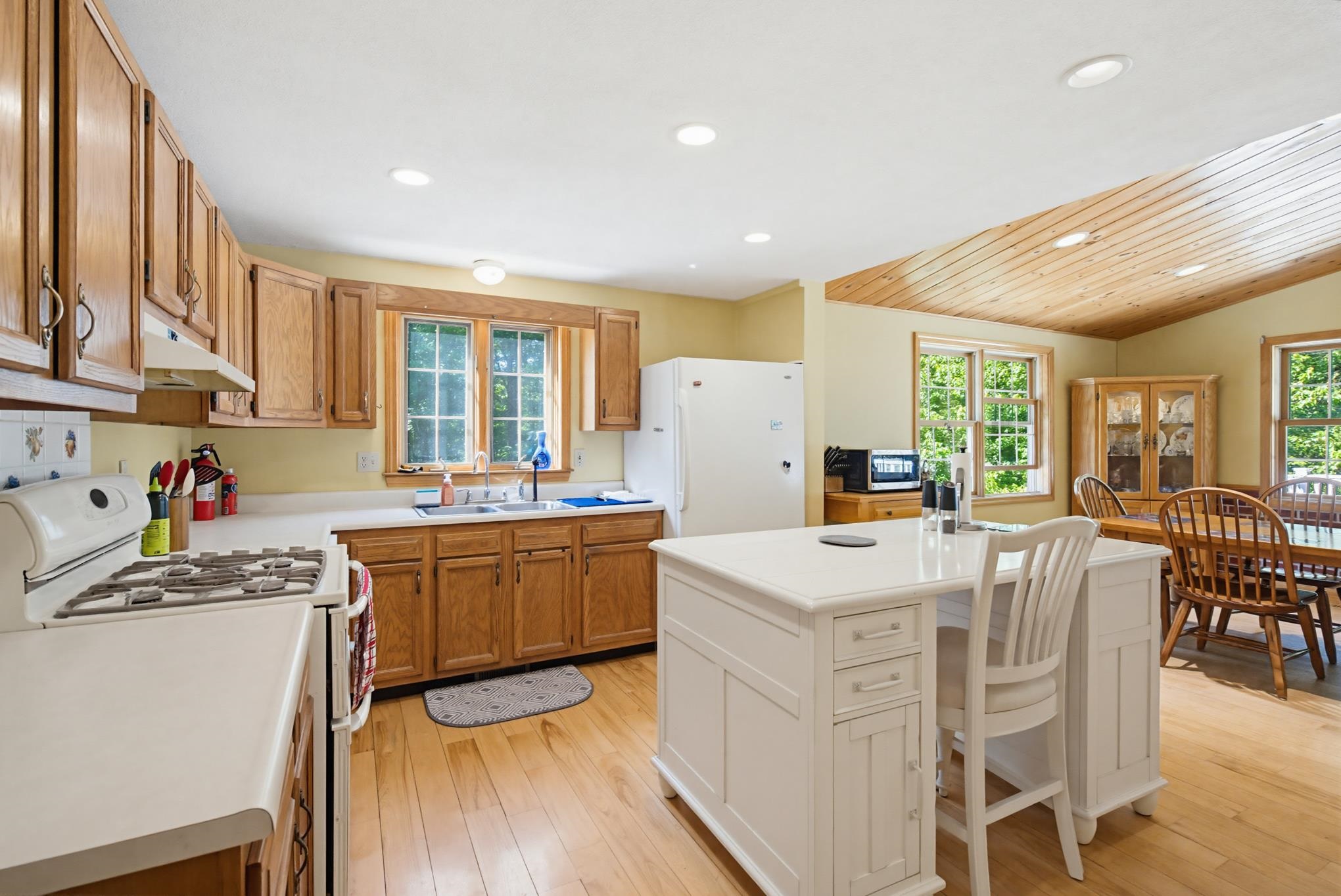 55 Kristin Drive Derry, NH 03038 - Photo 6 of 44
