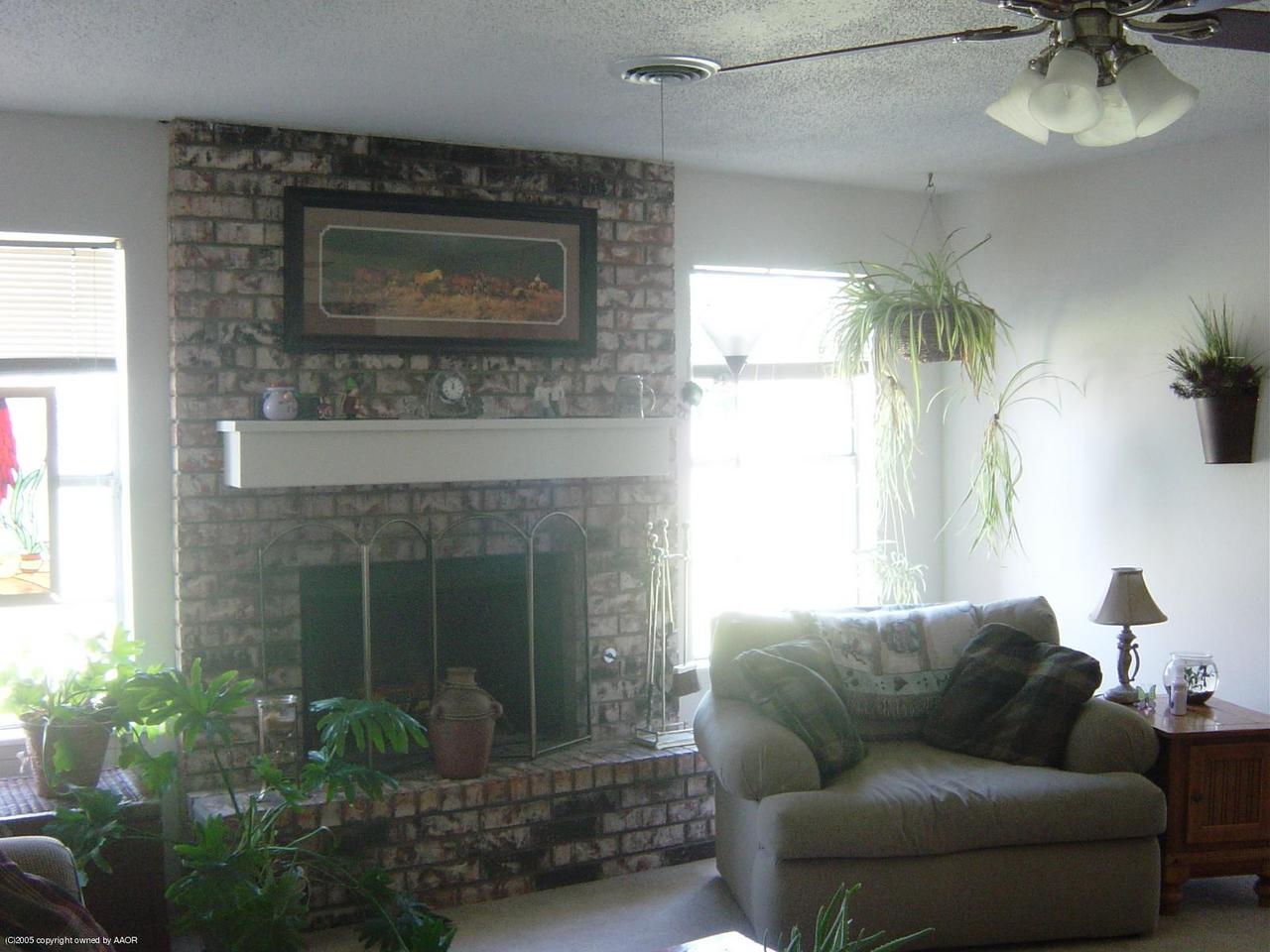 5208 Royce Drive Amarillo, TX 79110 - Photo 2 of 9 living area