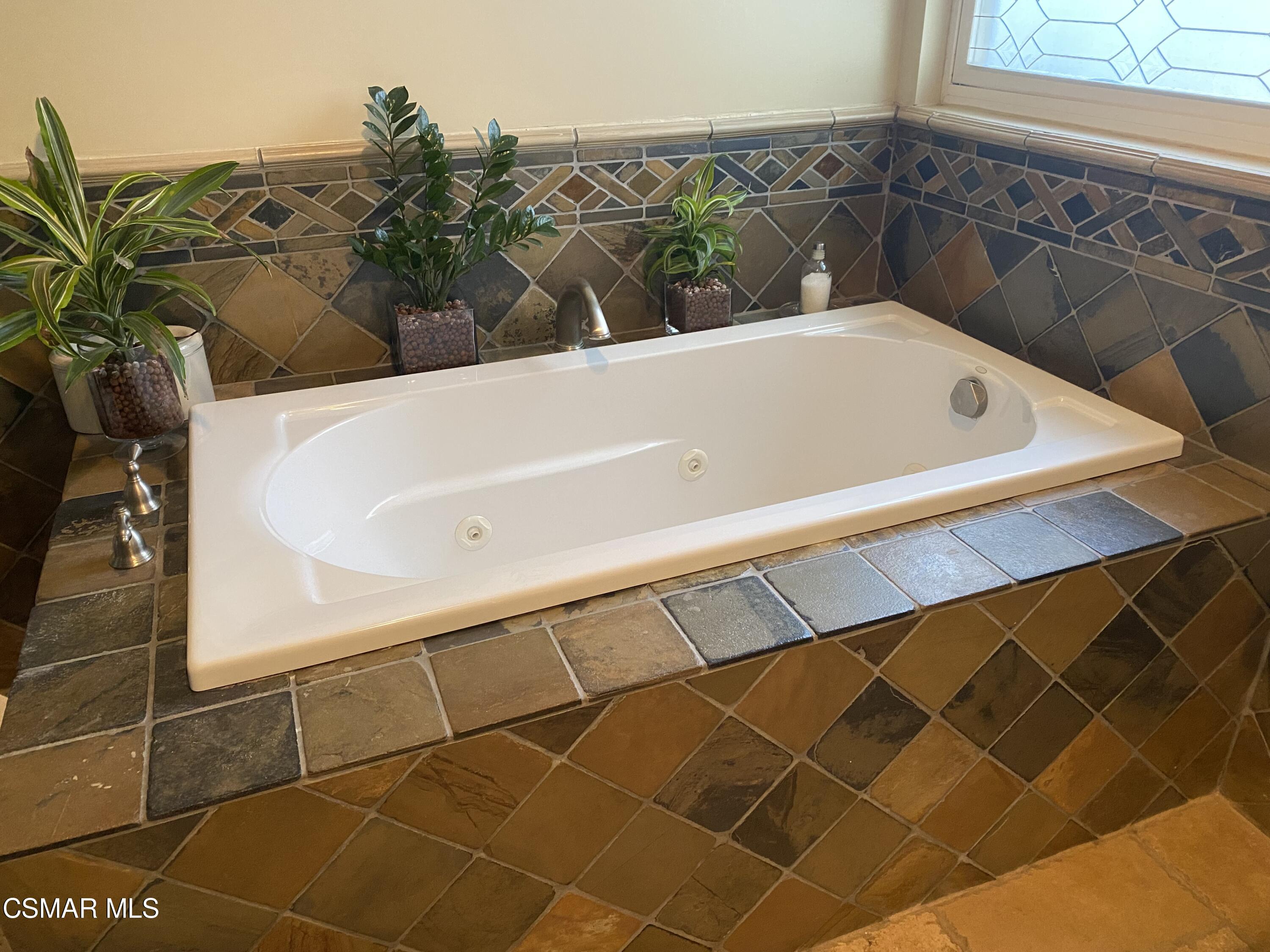 801 Congressional Road Simi Valley, CA 93065 - Photo 5 of 22 a bathroom with a bathtub