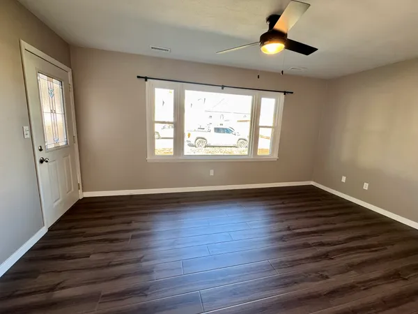 $1,250 | 910 4th Avenue, De Witt, IA 52742