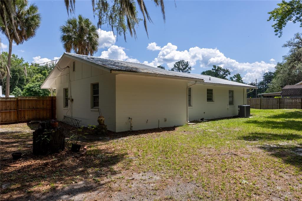 113 Browns Road San Mateo, FL 32187 - Photo 32 of 36 a backyard of a house
