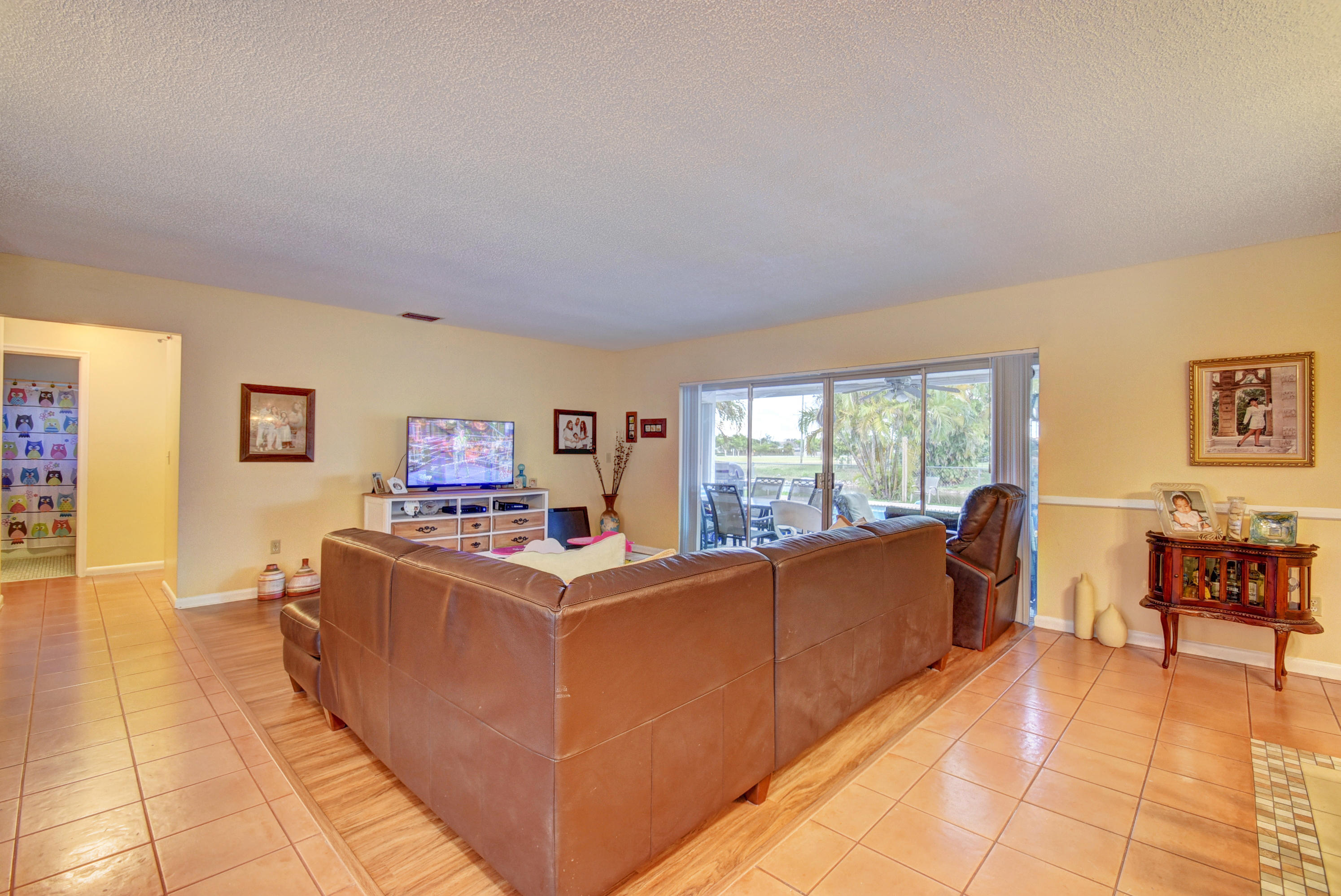 11054 Delta Circle Boca Raton, FL 33428 - Photo 5 of 24 living room
