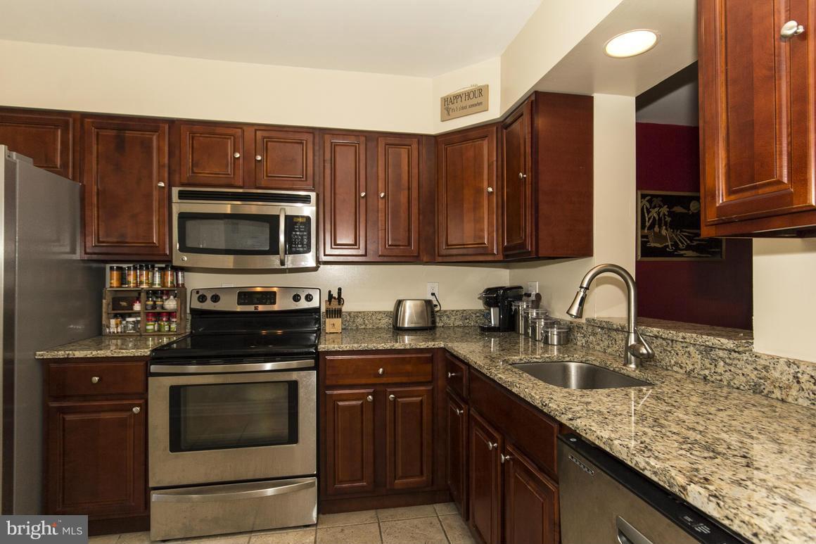 928 South Paca Street Baltimore, MD 21230 - Photo 4 of 23 Granite Counters and Wood Cabinets