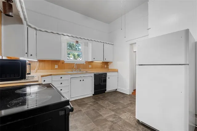 a view of entryway with livingroom and furniture