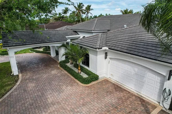 a view of a house with a backyard