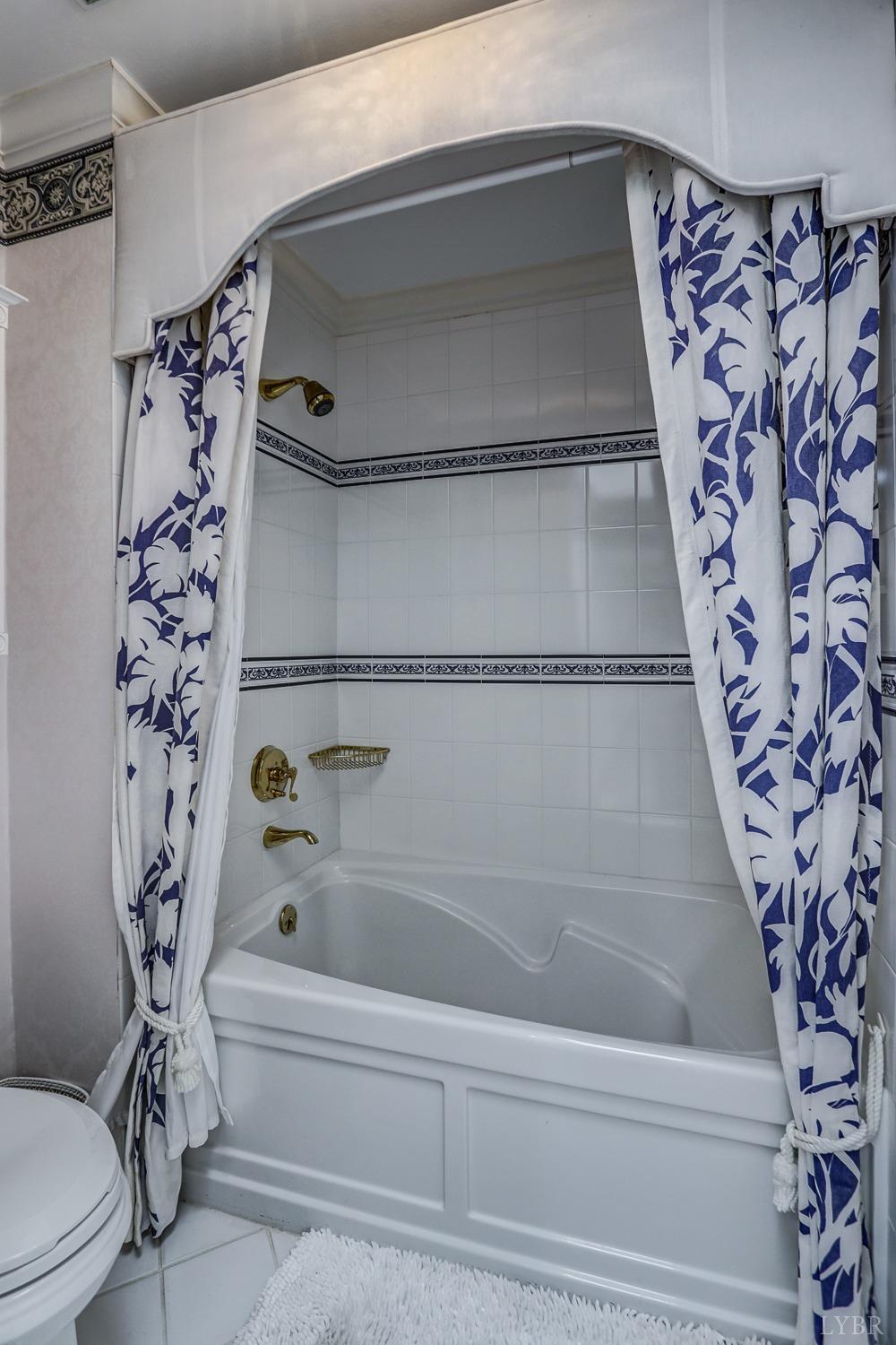 117 Sailview Drive Forest, VA 24551 - Photo 34 of 55 a bathroom with a bathtub and shower