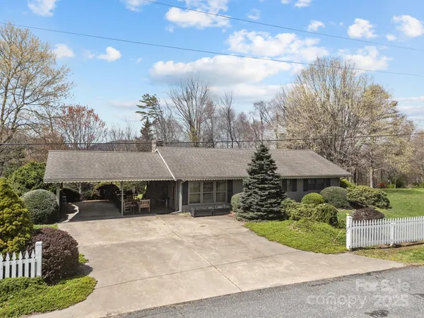 $300,000 | 457 Overlook Drive, Spruce Pine, NC 28777