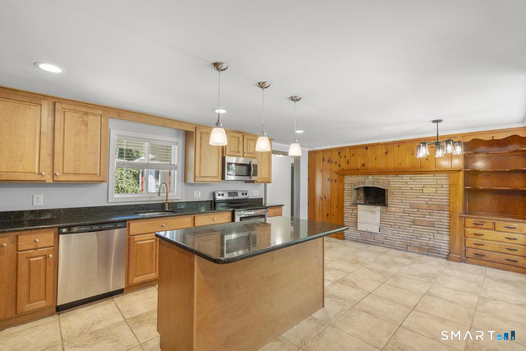 43 East Village Road Shelton, CT 06484 - Photo 5 of 40