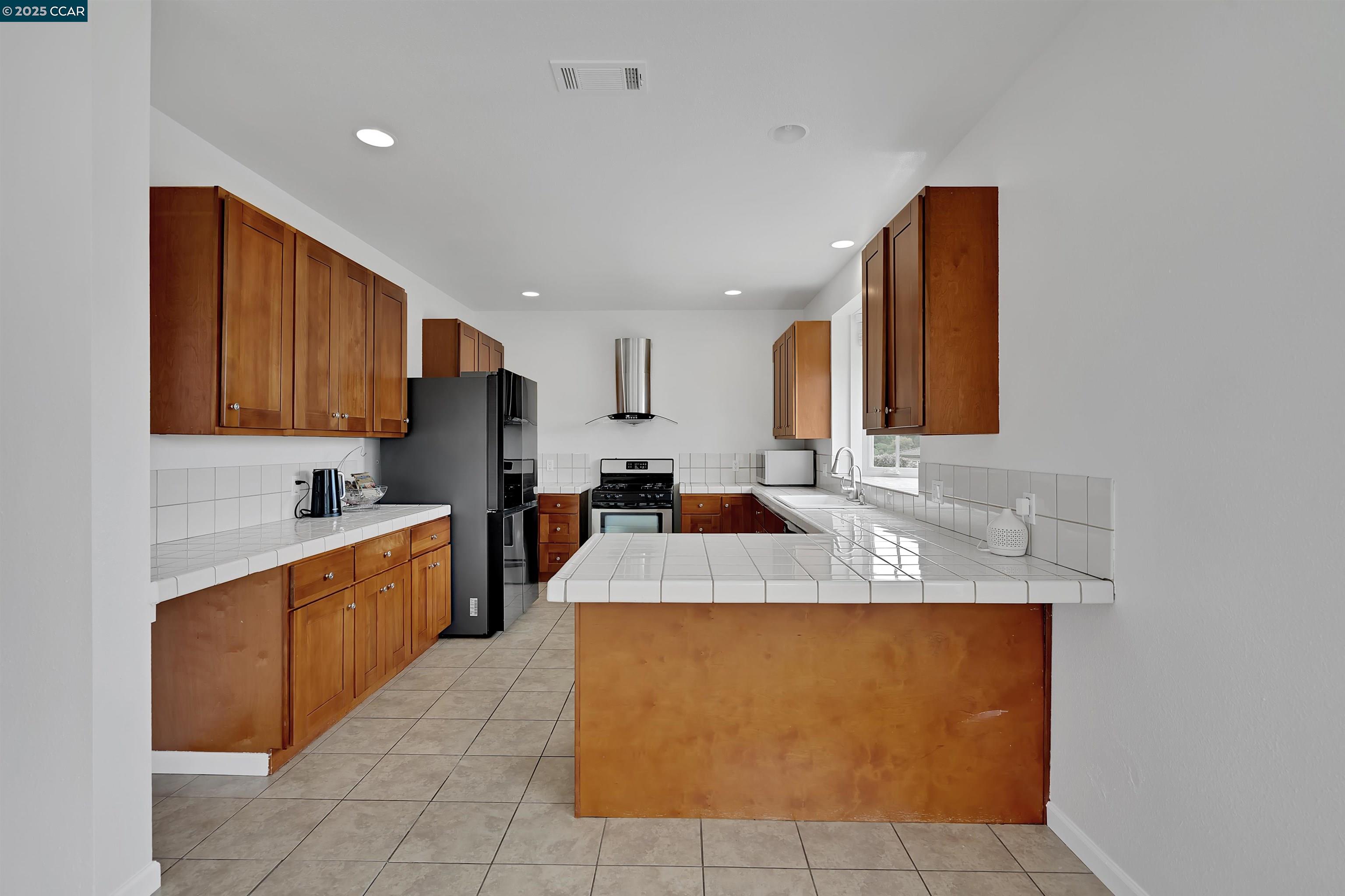 213 North Rancho Place Pinole, CA 94564 - Photo 8 of 26