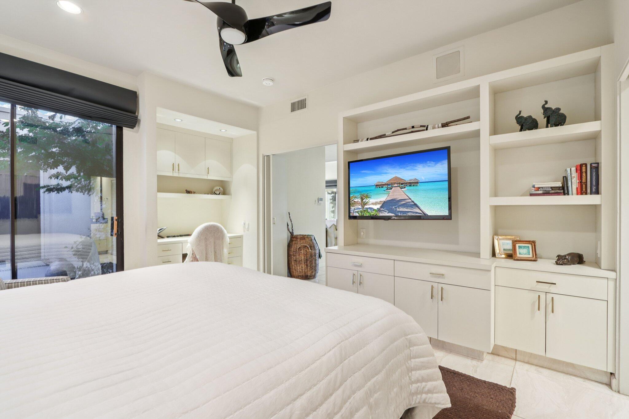 829 Inverness Drive Rancho Mirage, CA 92270 - Photo 18 of 27 a large white bed in a white room