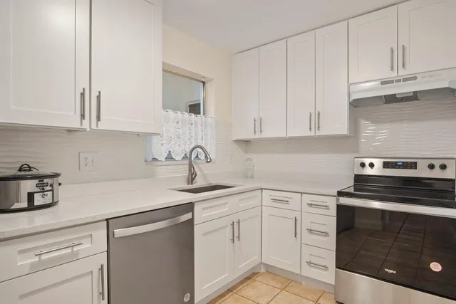 a picture of a wall with white and white walls