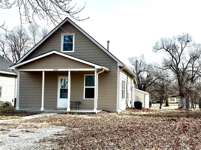 $185,000 | 1021 North Poplar Street, Ottawa, KS 66067