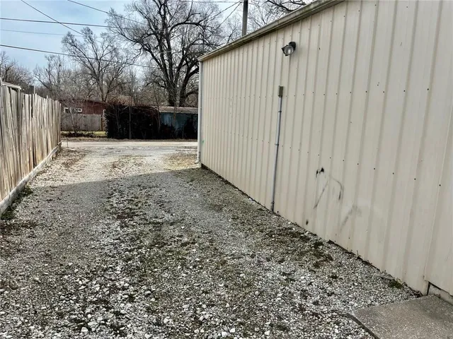 $185,000 | 1021 North Poplar Street, Ottawa, KS 66067