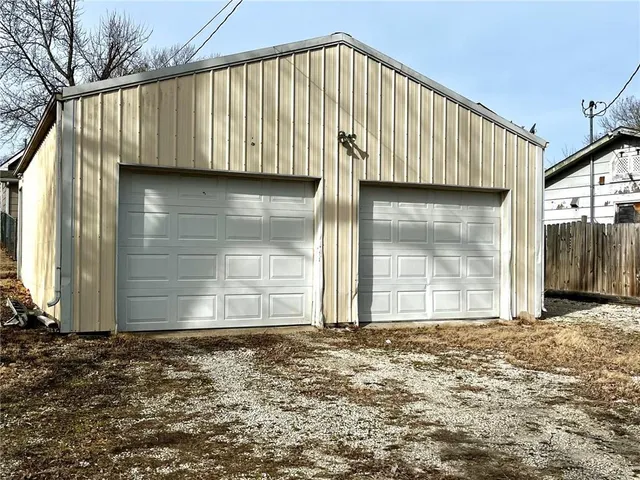 $185,000 | 1021 North Poplar Street, Ottawa, KS 66067