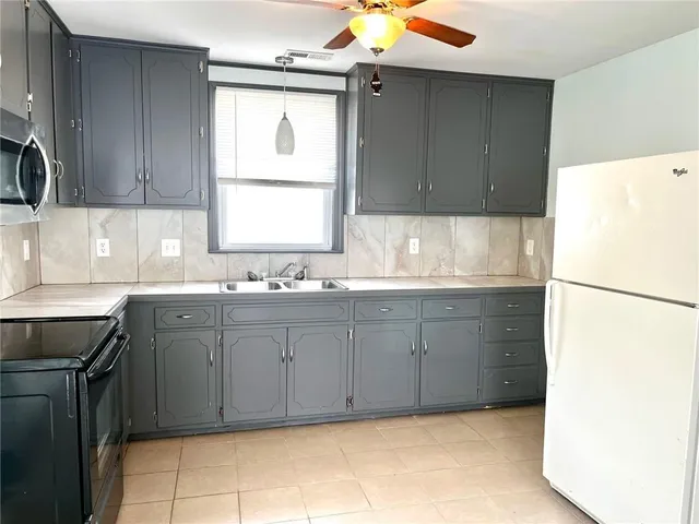 $185,000 | 1021 North Poplar Street, Ottawa, KS 66067