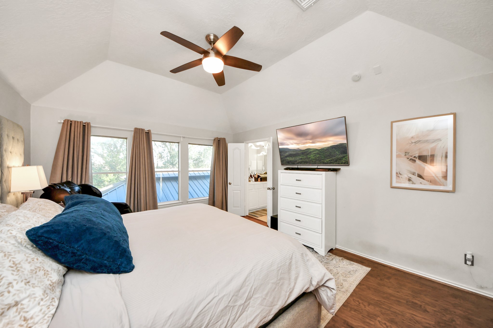 3515 Shadowside Court Houston, TX 77082 - Photo 18 of 31 a bedroom with a large bed and a window