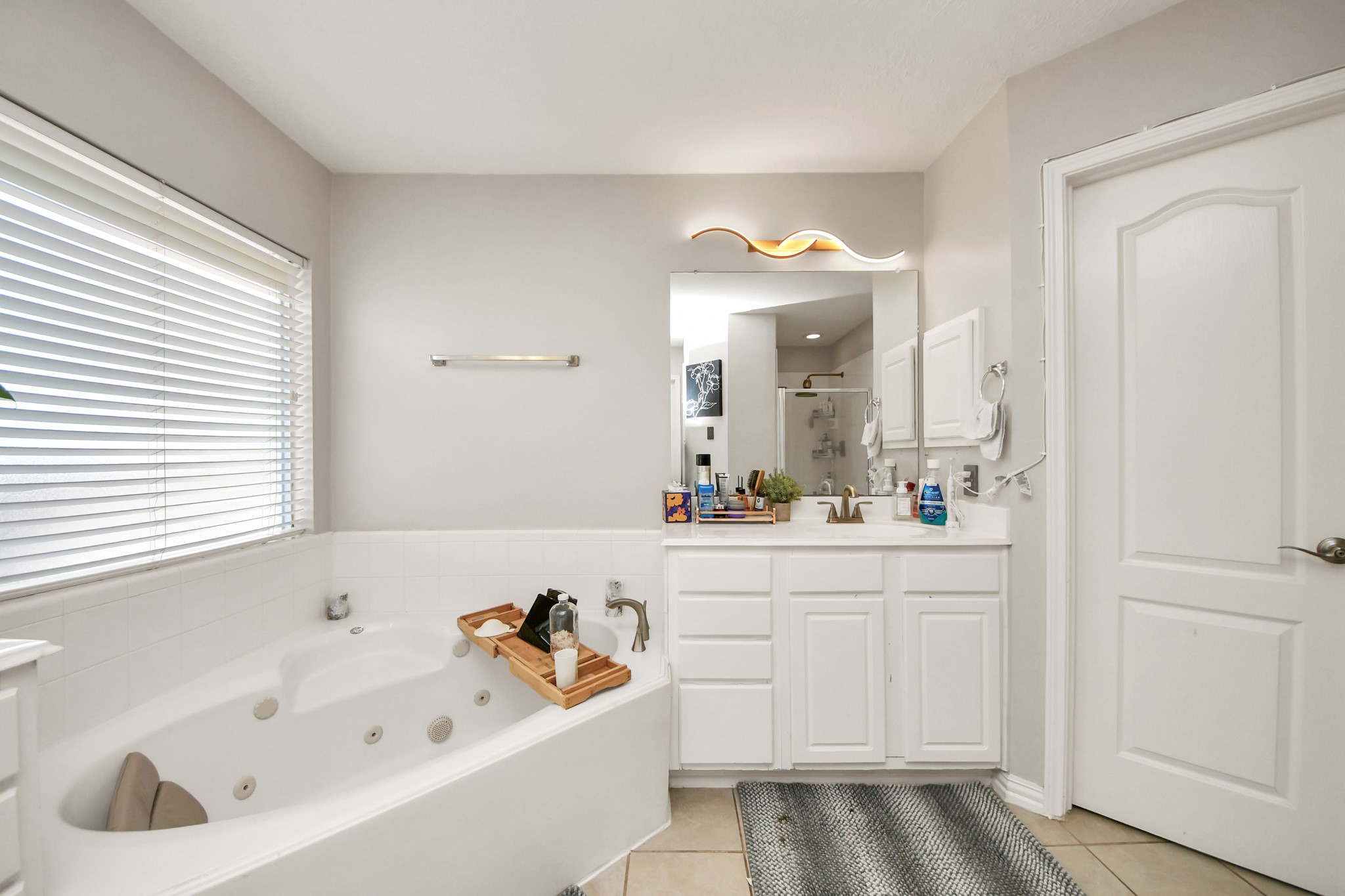 3515 Shadowside Court Houston, TX 77082 - Photo 20 of 31 a bathroom with a bathtub a sink and a window