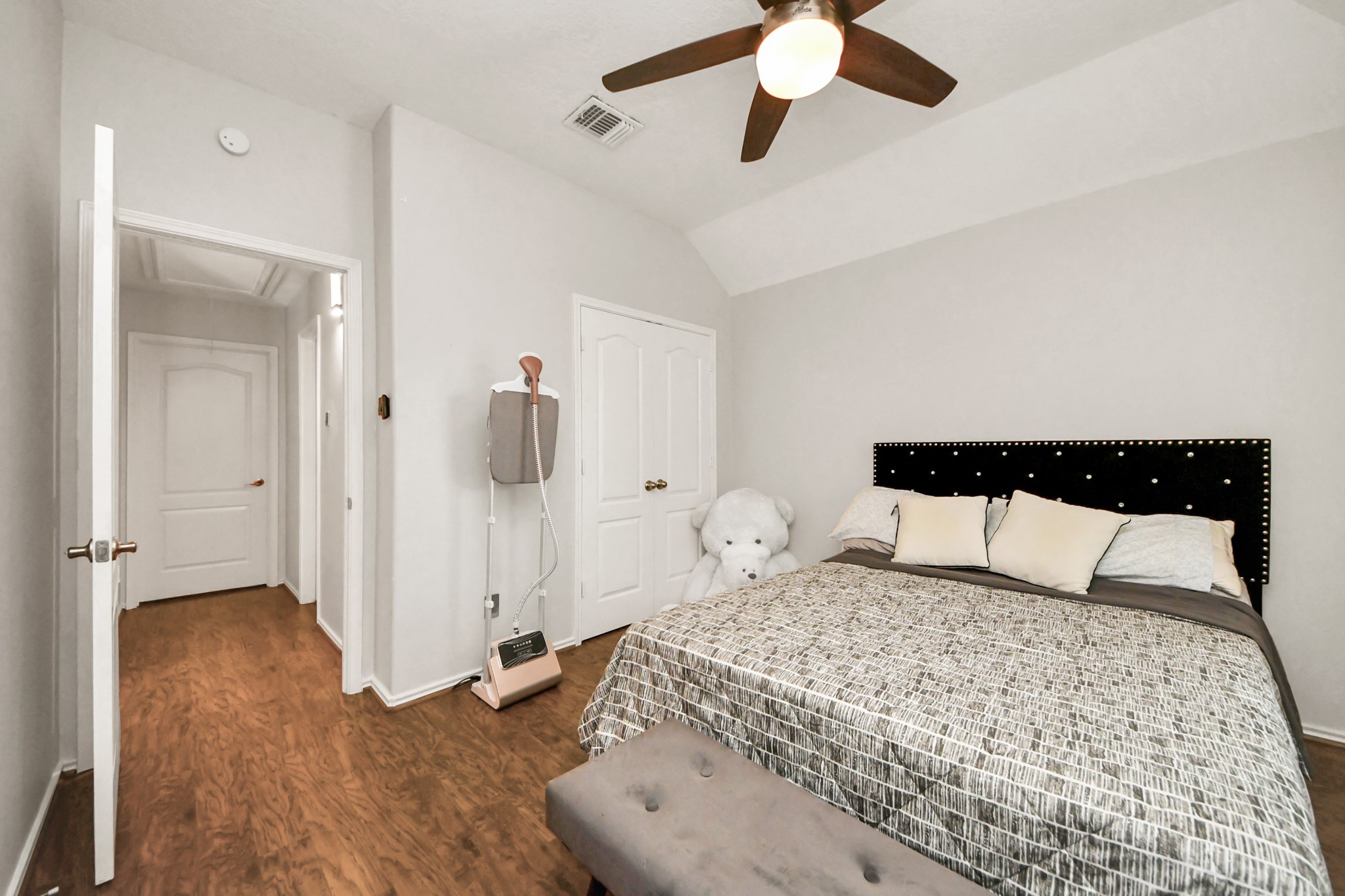 3515 Shadowside Court Houston, TX 77082 - Photo 22 of 31 a bedroom with a large bed and a ceiling fan