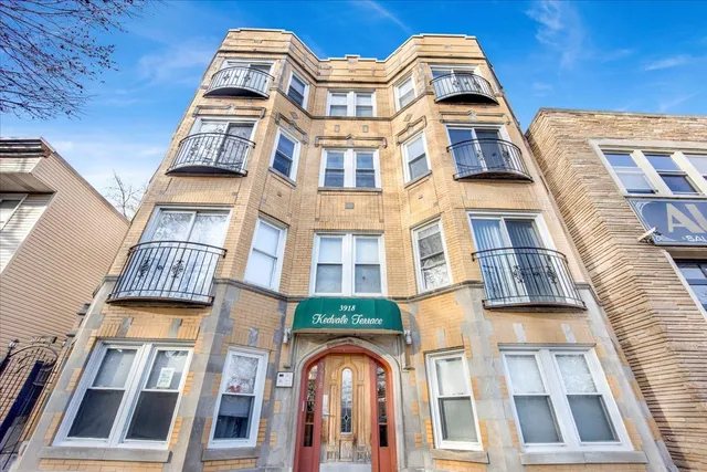 $2,035 | 3918 North Kedvale Avenue, Unit 2N, Chicago, IL 60641