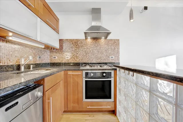 $2,035 | 3918 North Kedvale Avenue, Unit 2N, Chicago, IL 60641