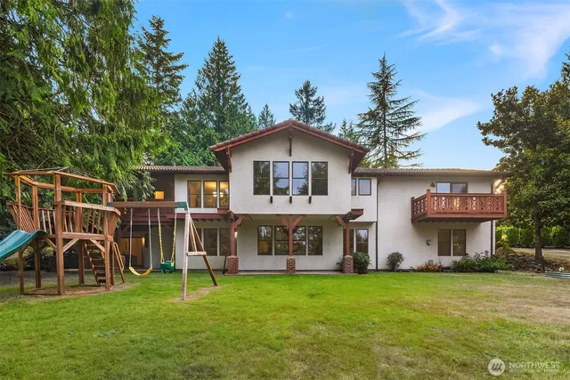 a view of a house with backyard and a garden