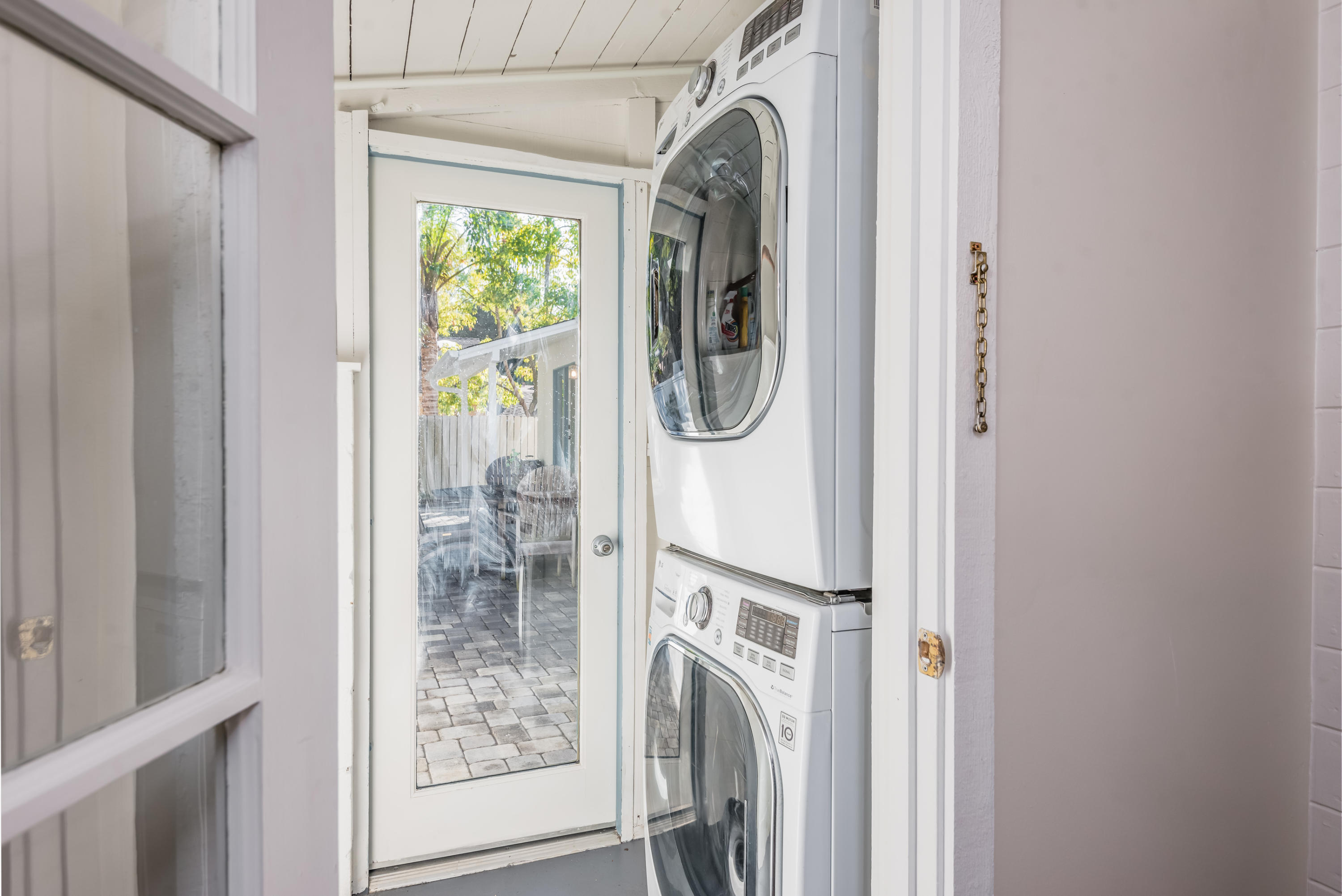 704 Fellowship Road Santa Barbara, CA 93109 - Photo 18 of 19 Laundry Room