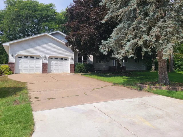 $409,000 | 8021 Elbe Street, Circle Pines, MN 55014