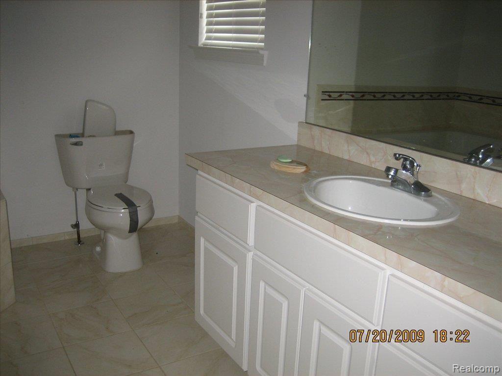 50966 Nesting Ridge Drive Macomb, MI 48044 - Photo 9 of 17 Master Bath