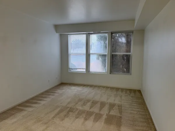 $2,300 | 111 West Chatham Lane, Round Lake, IL 60073