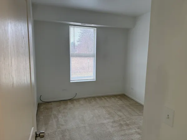 $2,300 | 111 West Chatham Lane, Round Lake, IL 60073