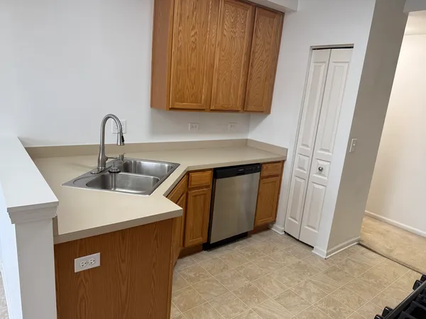 $2,300 | 111 West Chatham Lane, Round Lake, IL 60073