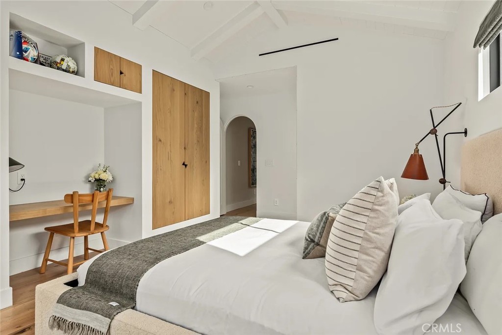 738 San Lorenzo Street Santa Monica, CA 90402 - Photo 36 of 50 a bedroom with a bed and a table in it