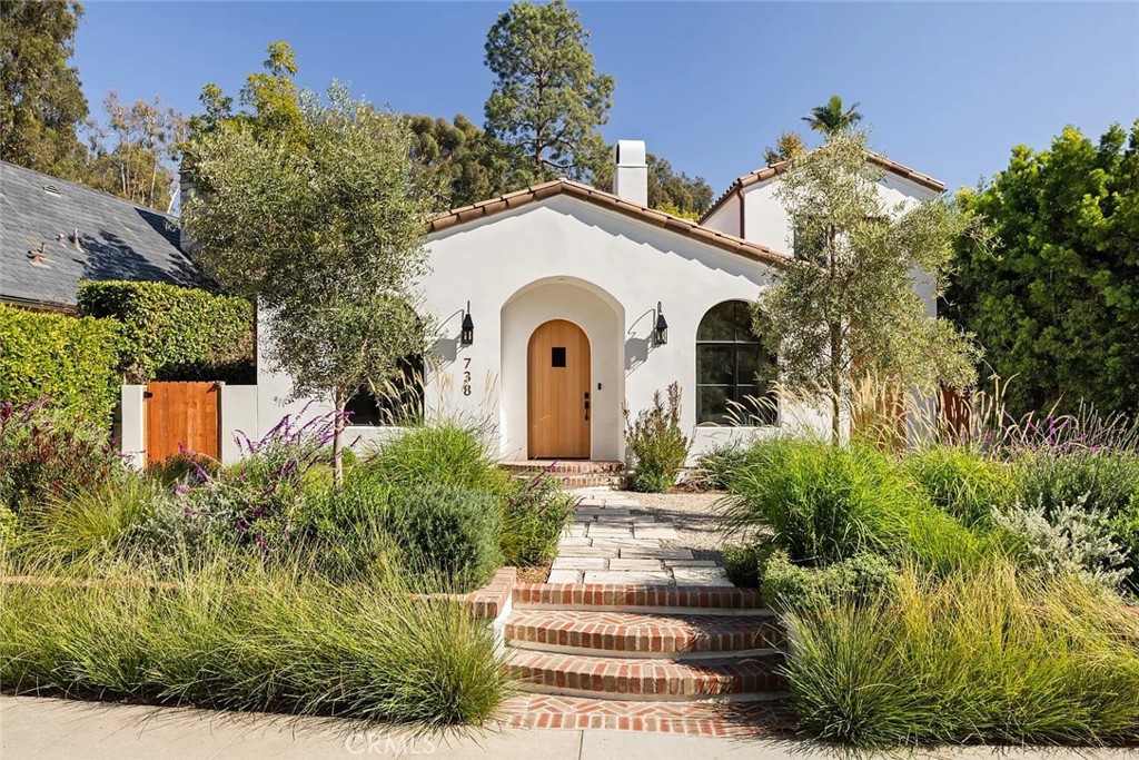 738 San Lorenzo Street Santa Monica, CA 90402 - Photo 6 of 50 a view of a house with a yard and plants