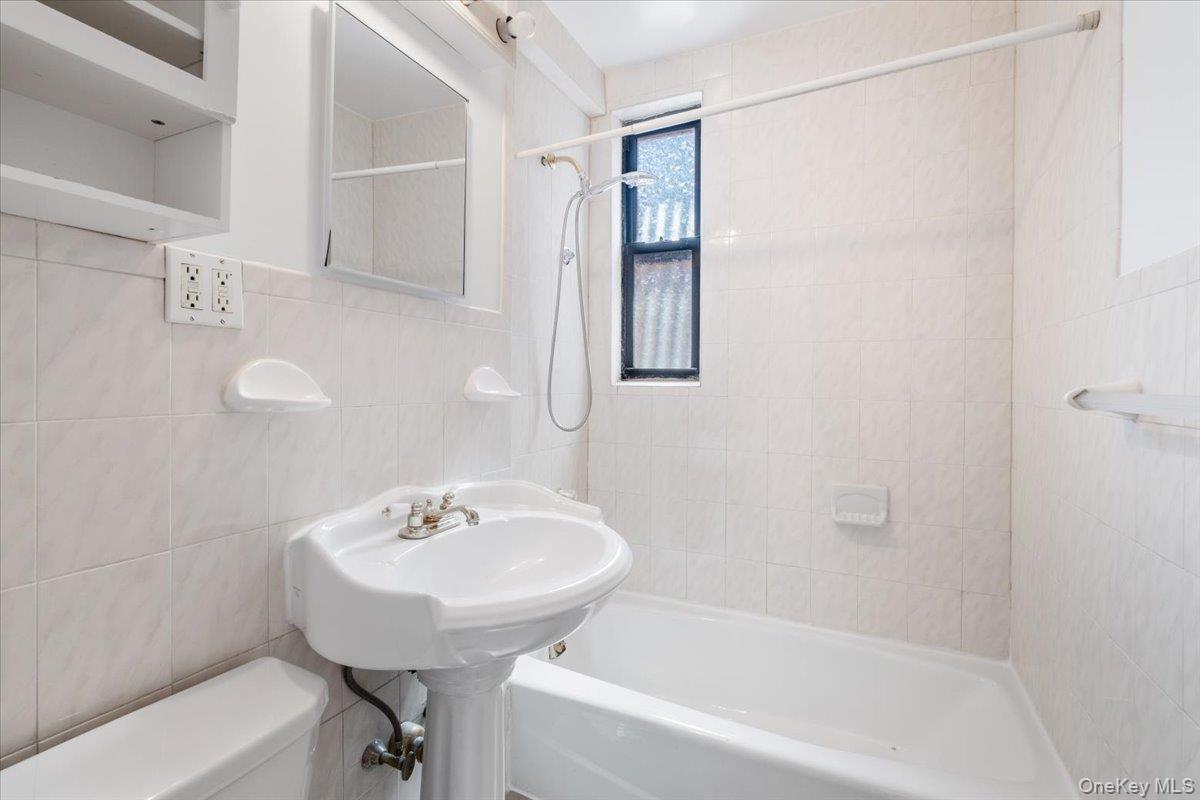 142 Garth Road, Unit 5K Scarsdale, NY 10583 - Photo 14 of 33 Fall hall bathroom includes a bathtub