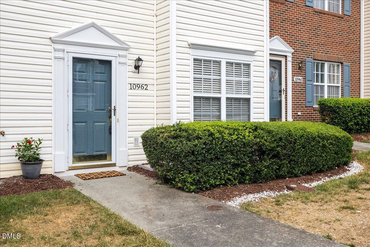 10962 Pendragon Place Raleigh, NC 27614 - Photo 2 of 32