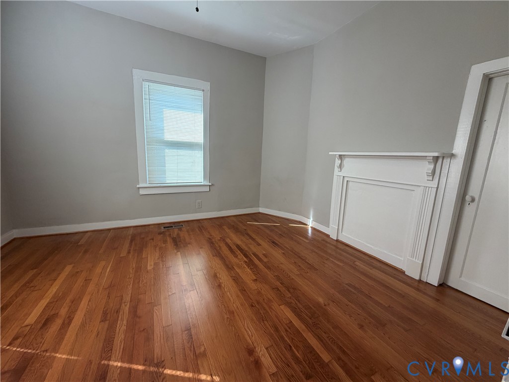 29 Spring Street Petersburg, VA 23803 - Photo 9 of 15 Hardwood flooring, single window with blinds, whit