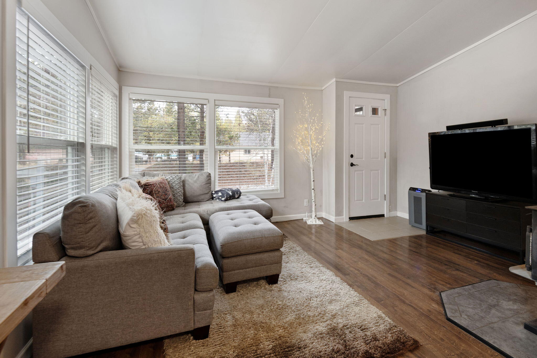 55818 Black Duck Road Bend, OR 97707 - Photo 7 of 24 Natural Lighting!