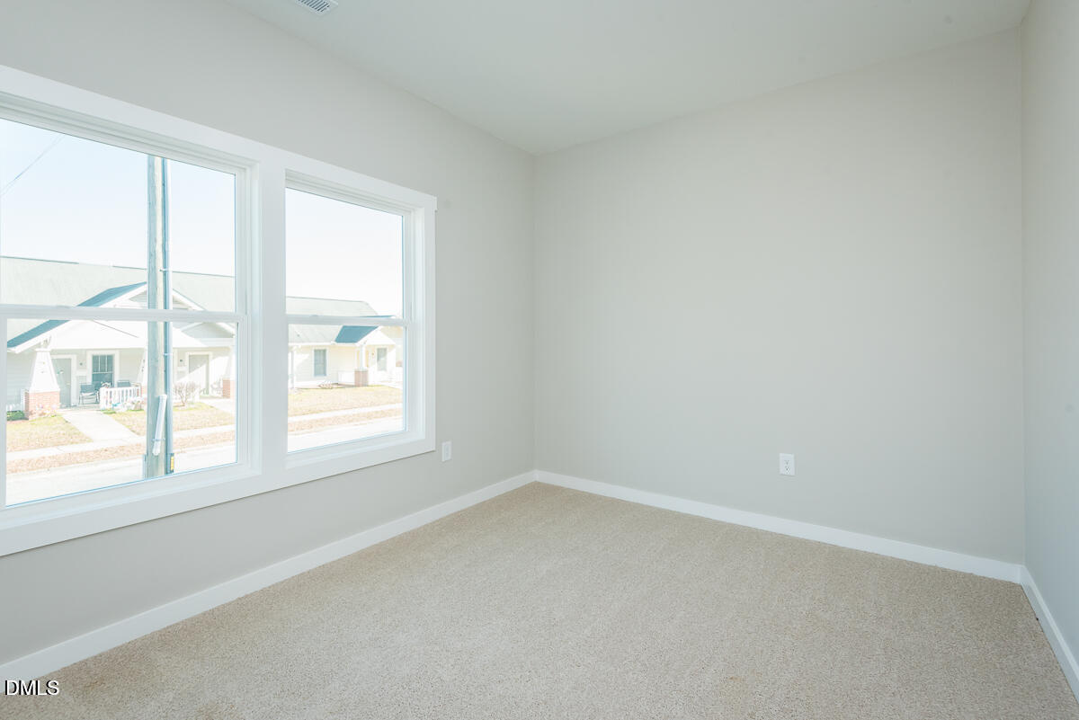 555 Pinnix Road Burlington, NC 27217 - Photo 16 of 20 an empty room with a window