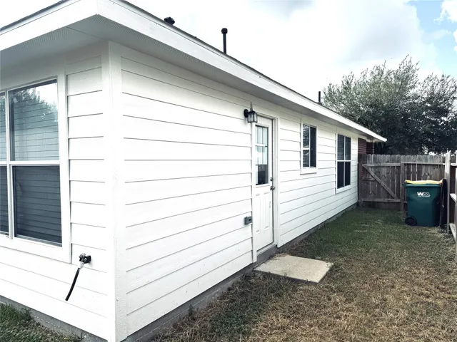 a view of a house with a backyard