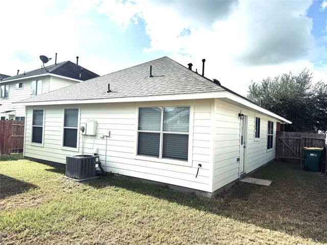 a view of a house with backyard
