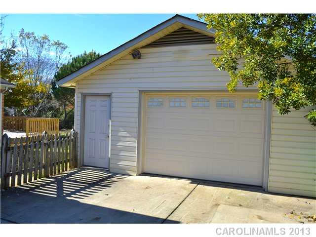 3417 Sandy Porter Road Charlotte, NC 28273 - Photo 3 of 12 a backyard of a house