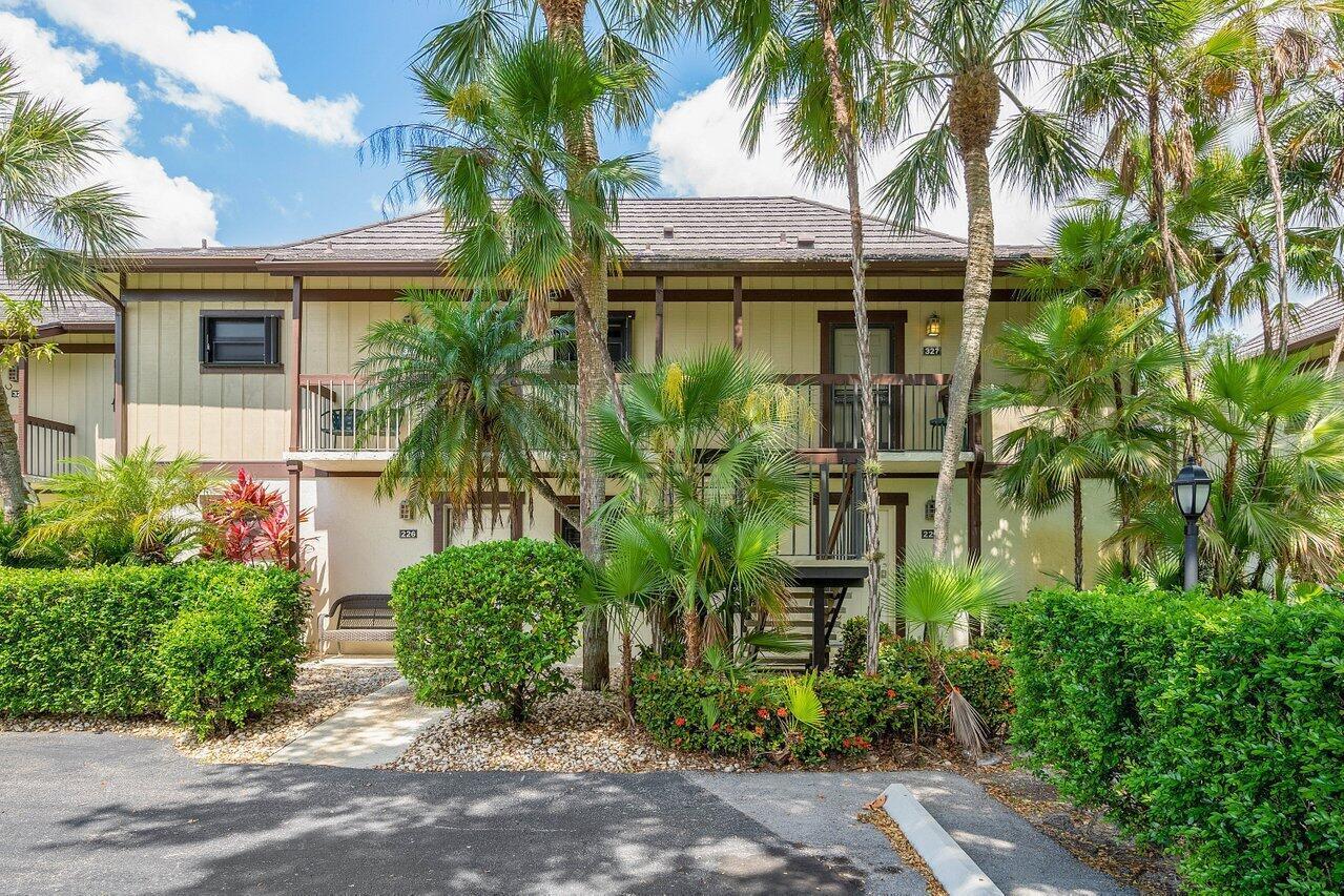 13334 Polo Club Road, Unit 327 Wellington, FL 33414 - Photo 19 of 43 Front view