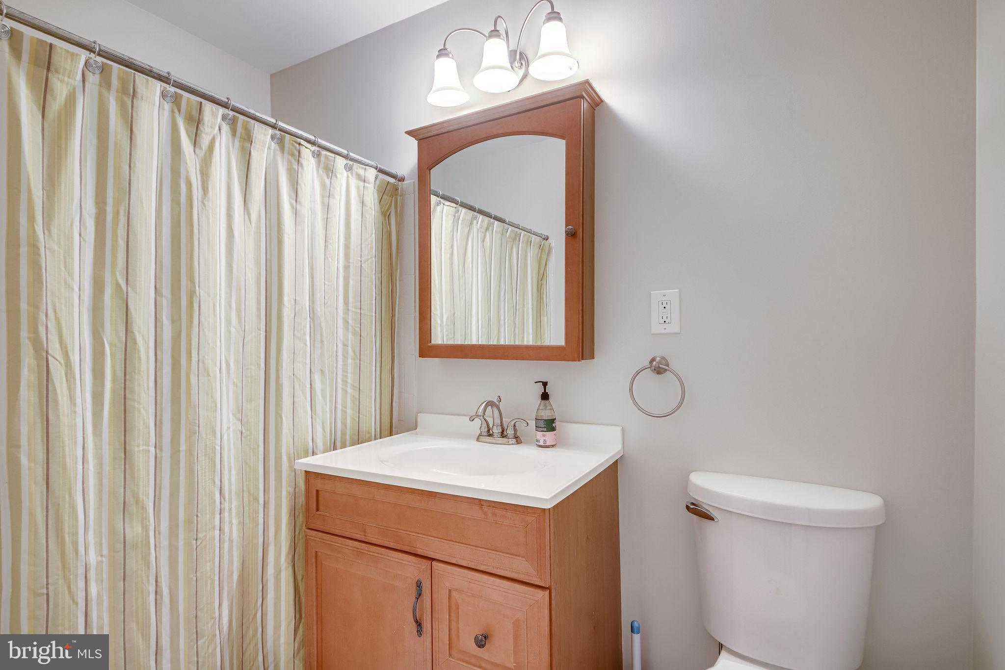 2122 Cartwright Place Reston, VA 20191 - Photo 25 of 42 Full bath on upper 1.