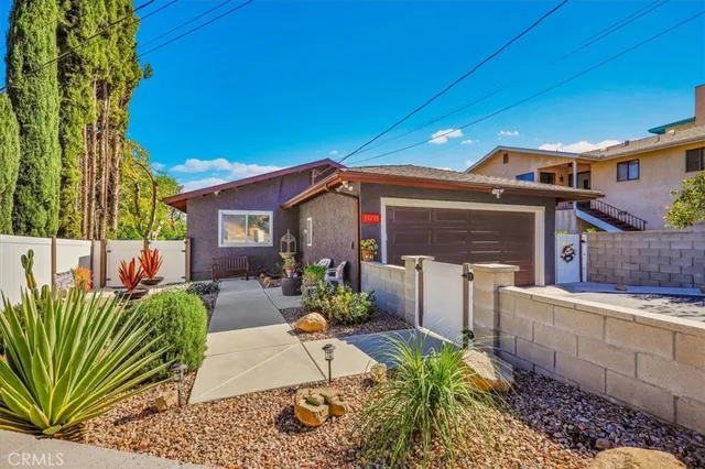 a view of a back yard of the house