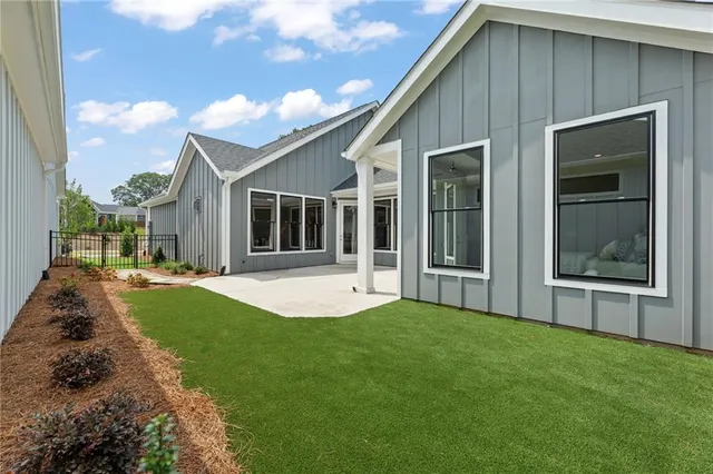 a view of a house with backyard and porch