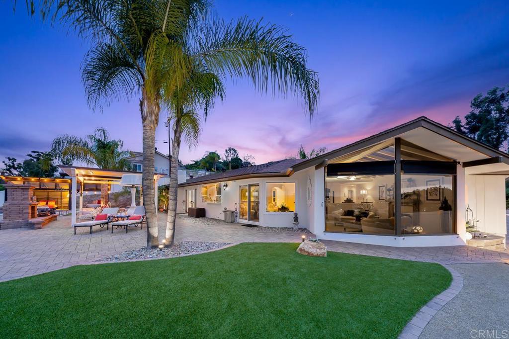a view of outdoor space yard and porch