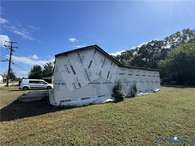a view of back yard of the house